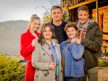 Gruppenbild der Schauspierler:innen Die Schauspielerinnen und Schauspieler Hilde Dalik, Ronja Forcher, Hans Sigl, Monika Baumgartner und Heiko Ruprecht.