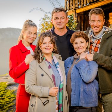 Gruppenbild der Schauspierler:innen Die Schauspielerinnen und Schauspieler Hilde Dalik, Ronja Forcher, Hans Sigl, Monika Baumgartner und Heiko Ruprecht.