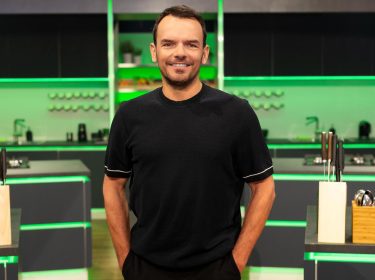 Koch Steffen Henssler posiert für 