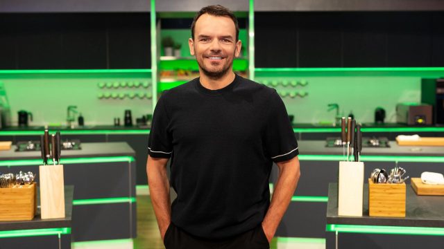 Koch Steffen Henssler posiert für "The Taste 2025" am Set für die Kamera.