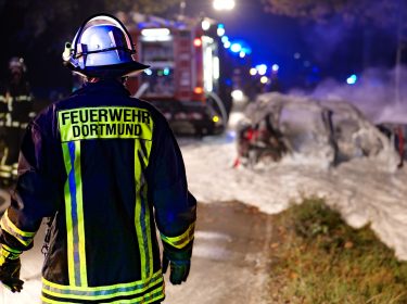Ein Feuerwehrmann von der Feuerwehr Dortmund ist von hinten zu sehen.