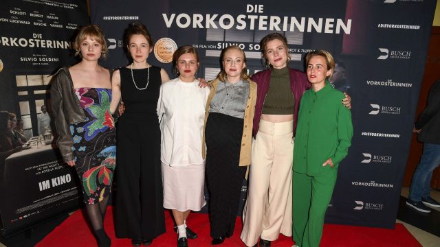 Die Stars aus "Die Vorkosterinnen" posieren auf dem Roten Teppich für die Kamera.