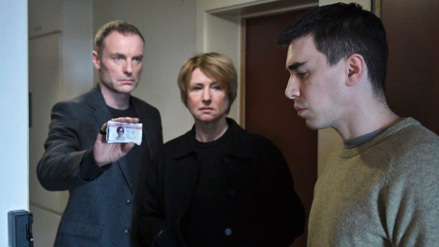 Susanne Bonard (Corinna Harofuch, mitte) und Robert Karow (Mark Waschke, li) suchen die Adresse des Toten auf und treffen dort auf seinen Bruder Luis (Henry Morales, re).