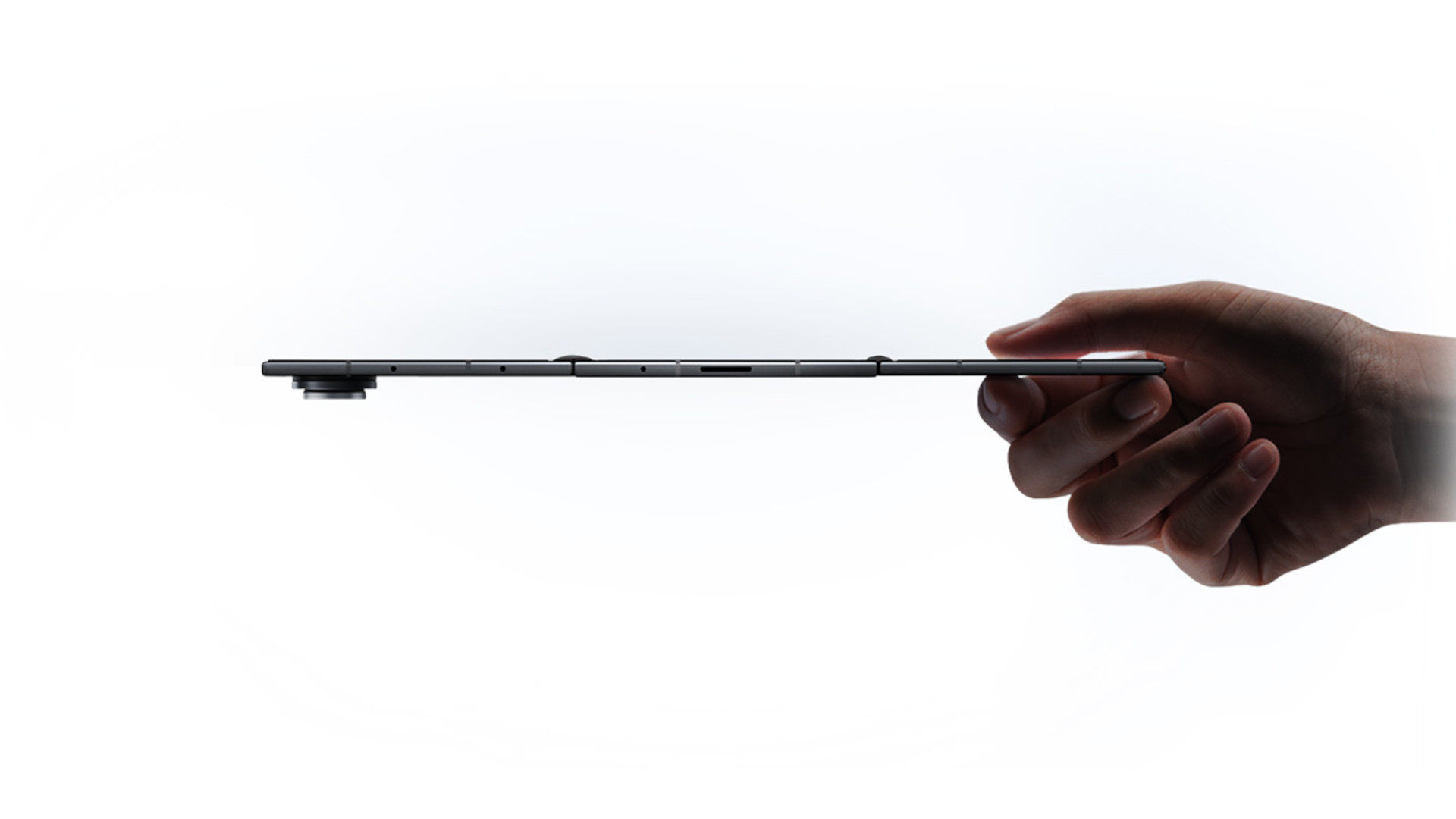 Hand hält das Galaxy Z TriFold in aufgeklapptem Zustand