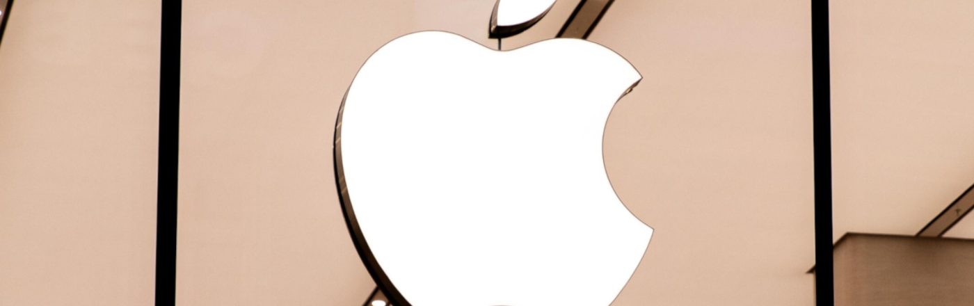 Apple Logo im Fenster des Apples Stores in Berlin.