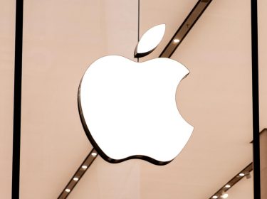 Apple Logo im Fenster des Apples Stores in Berlin.