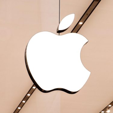 Apple Logo im Fenster des Apples Stores in Berlin.