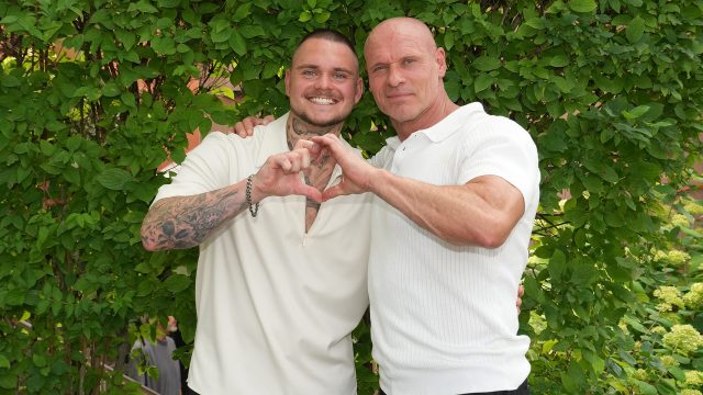 Auf dem Bild zur Sendung Prominent verwandt sind die ersten Kandidaten Nico und Thorsten Legat zu sehen.