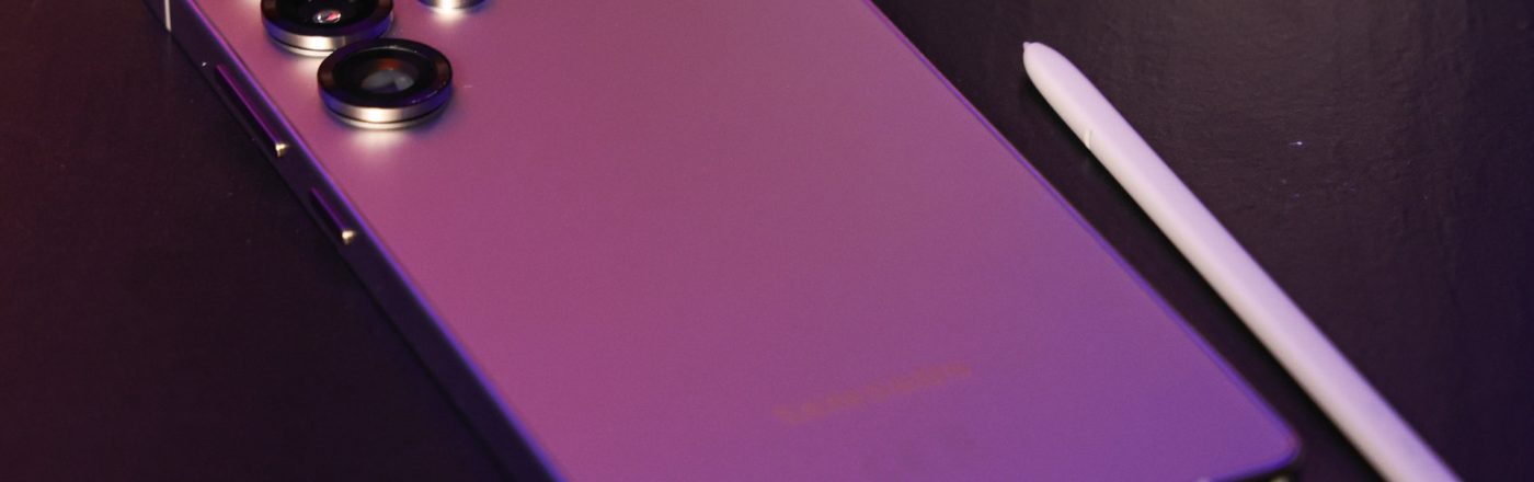 Fotografie eines Samsung Galaxy S25 Ultra, daneben liegt ein S Pen.