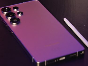 Fotografie eines Samsung Galaxy S25 Ultra, daneben liegt ein S Pen.