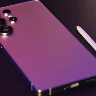 Fotografie eines Samsung Galaxy S25 Ultra, daneben liegt ein S Pen.