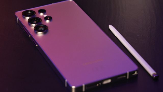 Fotografie eines Samsung Galaxy S25 Ultra, daneben liegt ein S Pen.