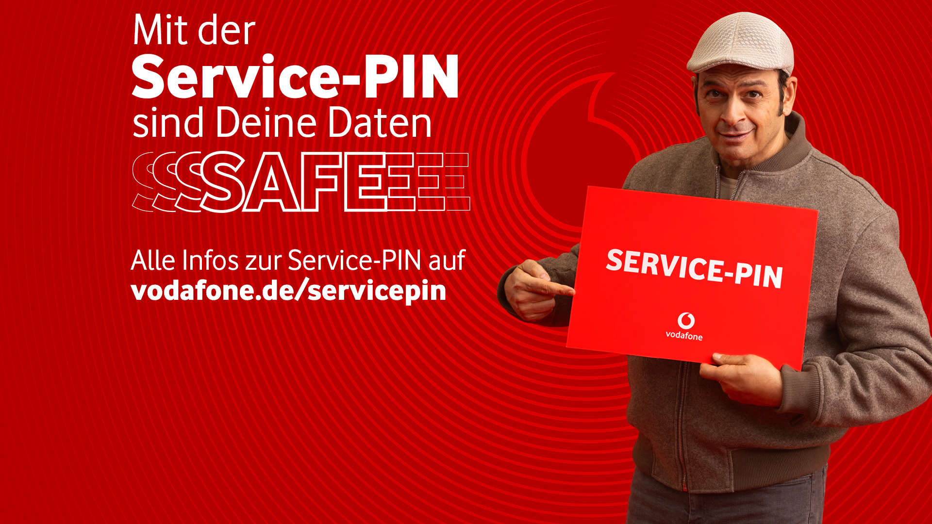 Auf dem Bild in dem Artikel zur Vodafone Service-PIN hält Kaya Yanar ein rotes Schild mit der Aufschrift „SERVICE-PIN“ in den Händen. Links ist der Slogan „Mit der Service-PIN sind Deine Daten SAFEEE“ zu sehen.
