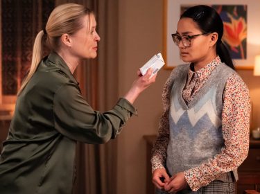 Vera stellt Liens zur Rede. Die beiden stehen dicht beieinander. Vera hält Tabletten vor Liens Gescicht, die betreten nach unten schaut.