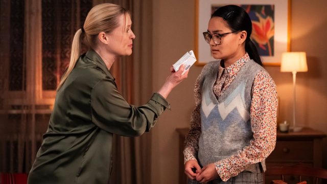 Vera stellt Liens zur Rede. Die beiden stehen dicht beieinander. Vera hält Tabletten vor Liens Gescicht, die betreten nach unten schaut.