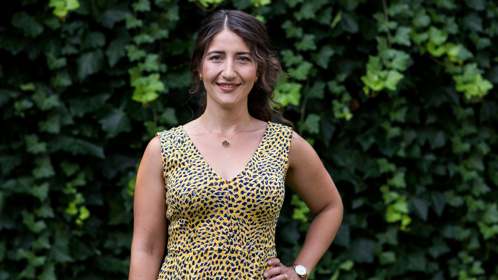 Gonca de Haas posiert für ein Pressefoto.