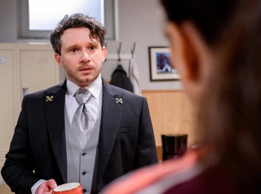 Fritz unterhält sich mit Lale.