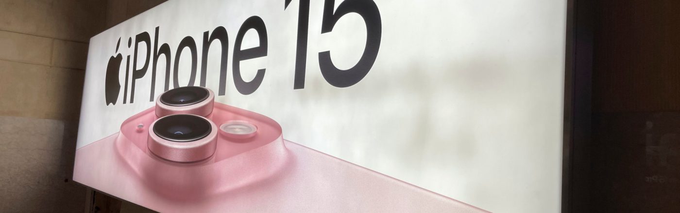 Werbetafel zum iPhone 15 am Grand Central Terminal in New York City.