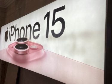 Werbetafel zum iPhone 15 am Grand Central Terminal in New York City.