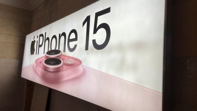 Werbetafel zum iPhone 15 am Grand Central Terminal in New York City.