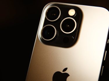 Nahaufnahme eines Apple iPhone 15 Pro.