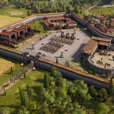 Im Screenshot aus Anno 117: Pax Romana ist eine römische Militäranlage zu sehen, umgeben von einer massiven Steinmauer mit Wachtürmen. Im Innenhof formieren sich Legionäre und Reiter in präziser Formation, flankiert von Katapulten. Rechts liegt ein befestigter Kommandoposten, links Werkstätten und Ställe.