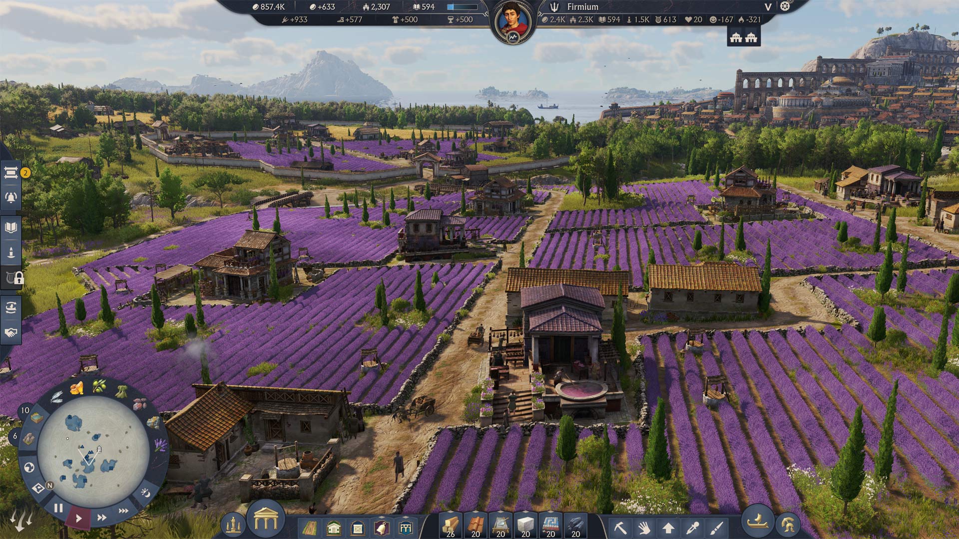 Im Screenshot aus Anno 117: Pax Romana erstrecken sich in der Region Latium weite Lavendelfelder mit intensiv violetten Blüten. Dazwischen stehen römische Gutshöfe, kleine Landvillen und Brunnenanlagen. Im Hintergrund erhebt sich eine große Stadt mit Tempeln und einem monumentalen Aquädukt.