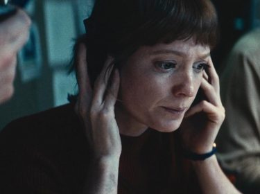 Leonie Benesch mit Kopfhörern in einer Szene des Films 