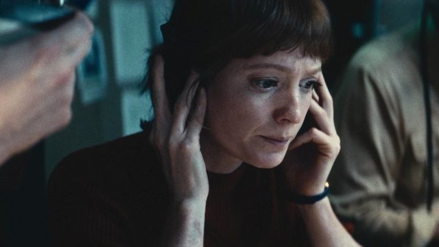 Leonie Benesch mit Kopfhörern in einer Szene des Films "September 5"