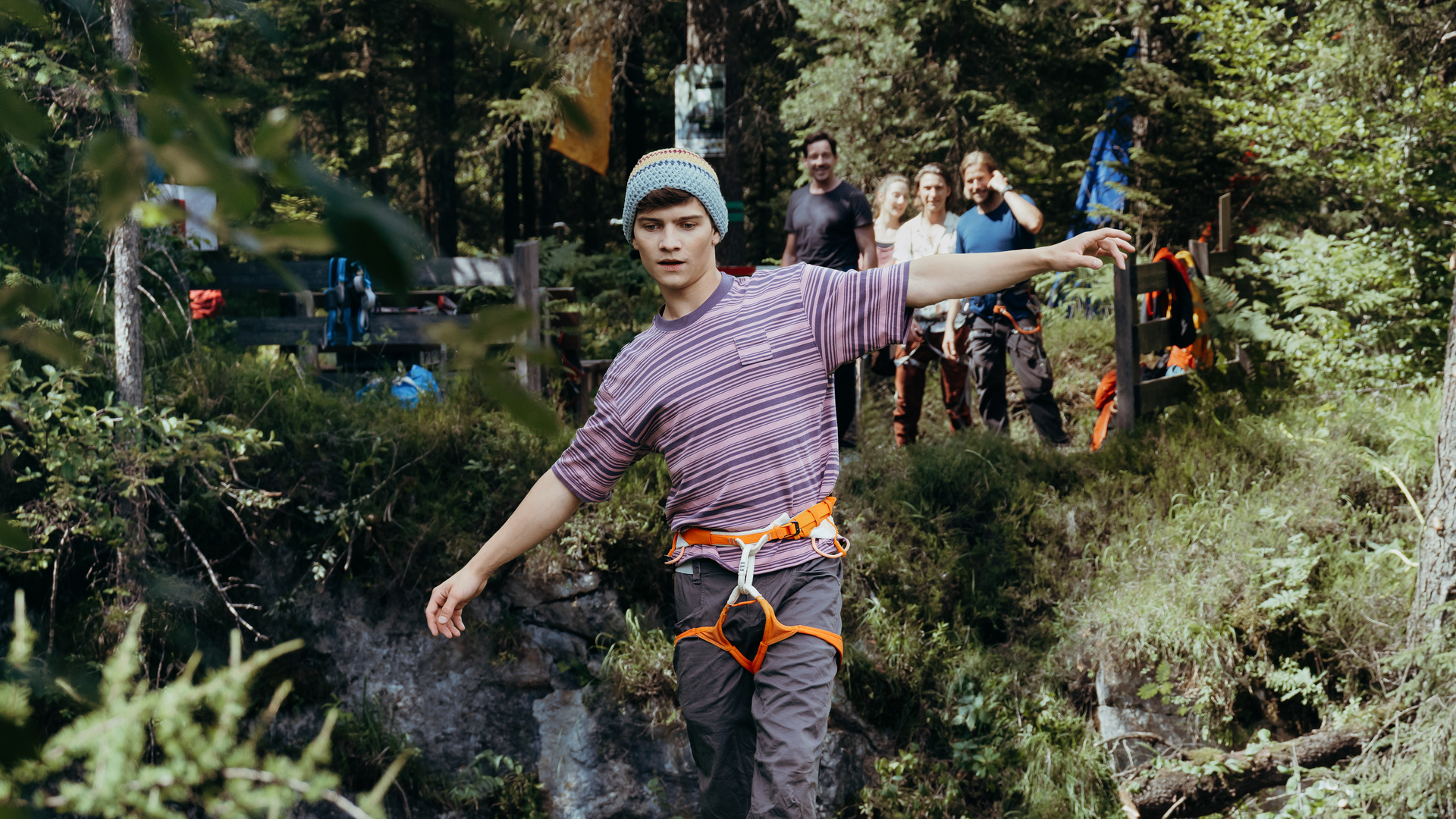 Jonas Meier (Juls Serger) balanciert mit ausgestreckten Armen über eine Slackline, die über den Abgrund gespannt ist.