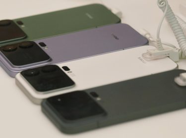 Das Xiaomi 17 in vier Farben in einem Geschäft in Hangzhou, Provinz Zhejiang, Ostchina.