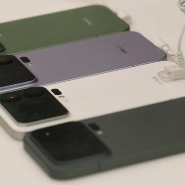 Das Xiaomi 17 in vier Farben in einem Geschäft in Hangzhou, Provinz Zhejiang, Ostchina.