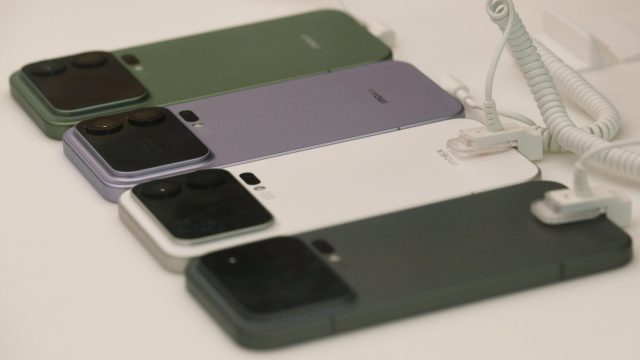 Das Xiaomi 17 in vier Farben in einem Geschäft in Hangzhou, Provinz Zhejiang, Ostchina.