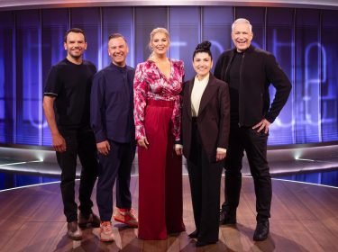 Steffen Henssler; Tim Raue; Angelina Kirsch; Elif Oskan; Alexander Herrmann posieren im Studio von 