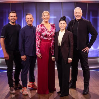 Steffen Henssler; Tim Raue; Angelina Kirsch; Elif Oskan; Alexander Herrmann posieren im Studio von 