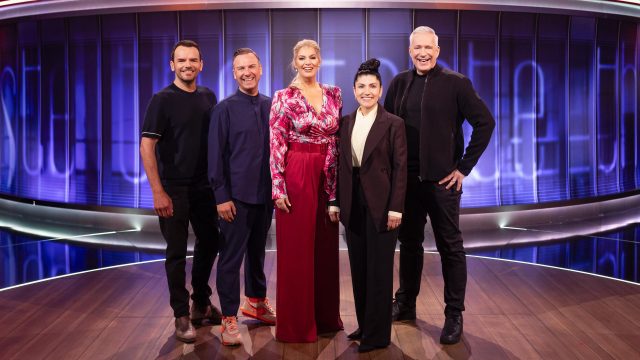 Steffen Henssler; Tim Raue; Angelina Kirsch; Elif Oskan; Alexander Herrmann posieren im Studio von "The Taste".