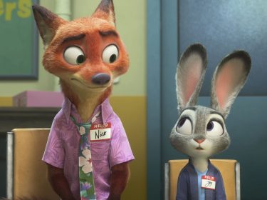 Fuchs und Hase sitzen nebeneinander in einer Szene des Animationsfilms 