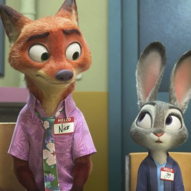 Fuchs und Hase sitzen nebeneinander in einer Szene des Animationsfilms 