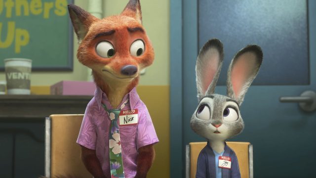 Fuchs und Hase sitzen nebeneinander in einer Szene des Animationsfilms "Zoomania 2".