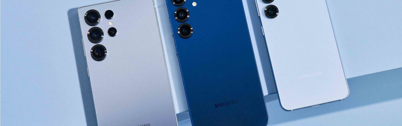 Die drei Smartphones der Galaxy-S25-Reihe nebeneinander in dezenten Farben