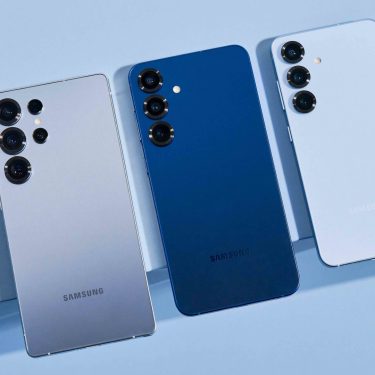 Die drei Smartphones der Galaxy-S25-Reihe nebeneinander in dezenten Farben