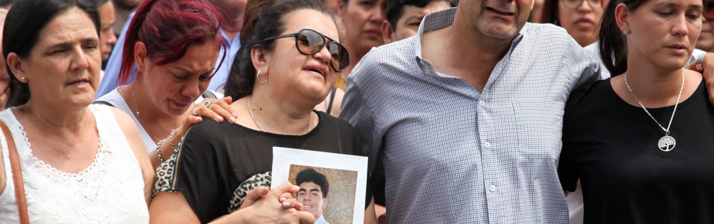 Die Eltern von Fernando Baez Sosa während der Beisetzung.