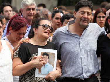 Die Eltern von Fernando Baez Sosa während der Beisetzung.