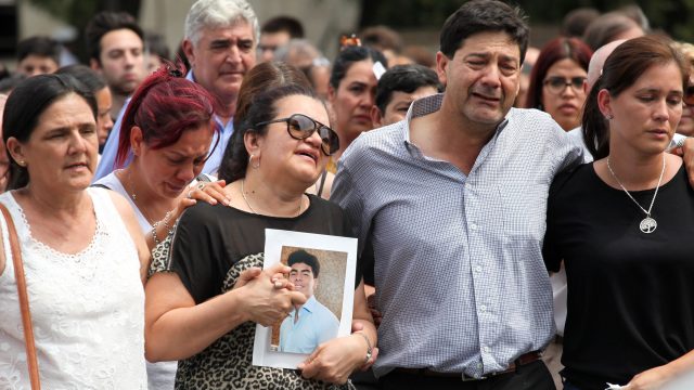 Die Eltern von Fernando Baez Sosa während der Beisetzung.