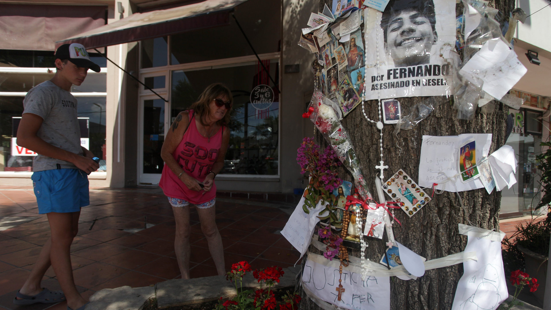 Touristen kondolieren am Tatort in Gesell, Argentinien.