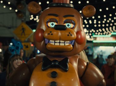Nahaufnahme der Titelfigur des Films: Ein bedrohlicher Riesenteddy.