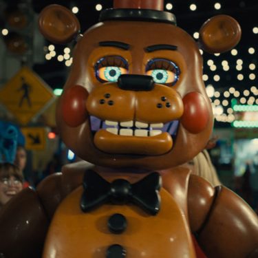 Nahaufnahme der Titelfigur des Films: Ein bedrohlicher Riesenteddy.