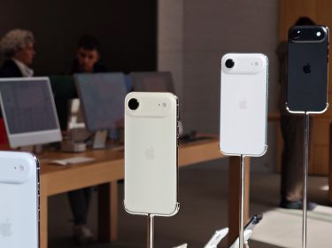 Das iPhone Air ist in unterschiedlichen Farben ausgestellt in einem Apple Store zu sehen