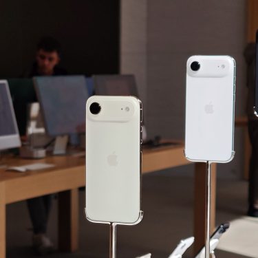 Das iPhone Air ist in unterschiedlichen Farben ausgestellt in einem Apple Store zu sehen