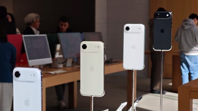 Das iPhone Air ist in unterschiedlichen Farben ausgestellt in einem Apple Store zu sehen